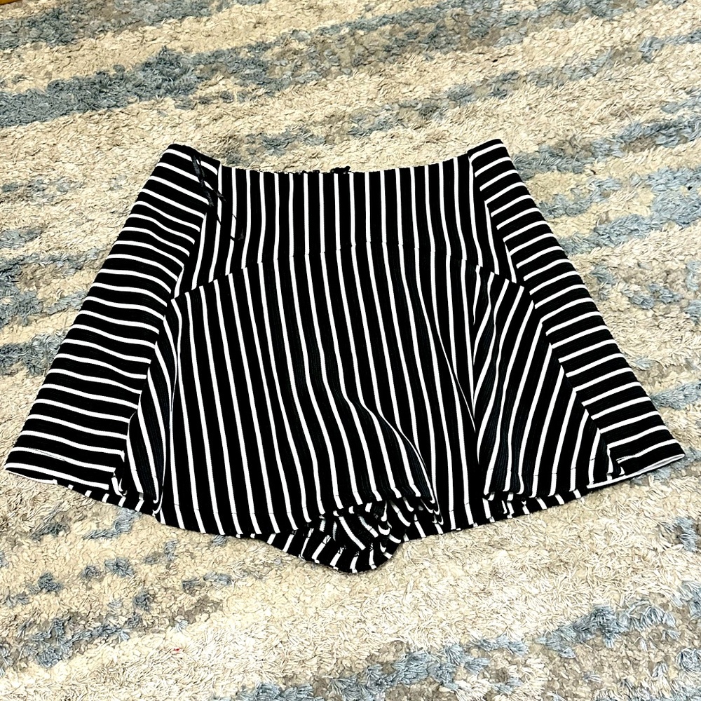 ⭐️ NWT ⭐️ LF Seek The Label Striped Skort